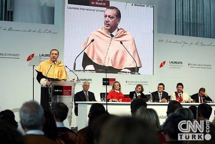 Erdoğan cübbe giydi