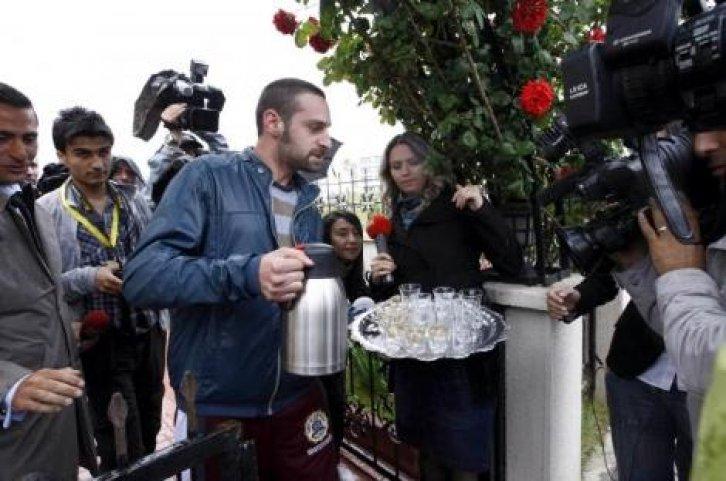 Kerem Kılıçdaroğlu çay servisi yaptı