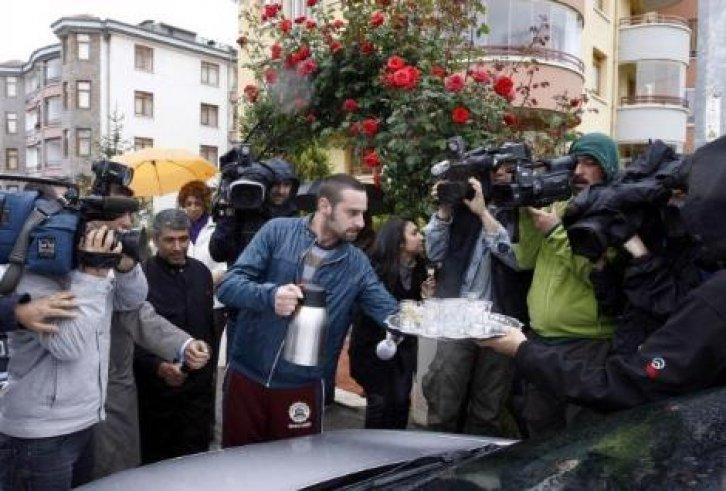 Kerem Kılıçdaroğlu çay servisi yaptı