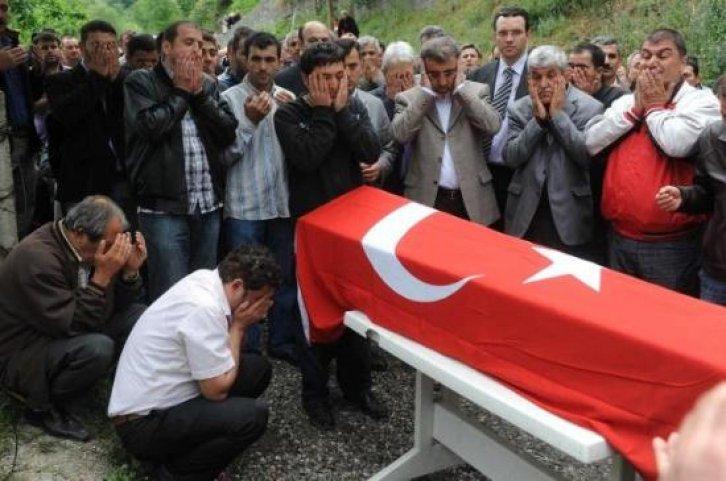 Madenciler son yolculuğuna uğurlanıyor - Resim 7