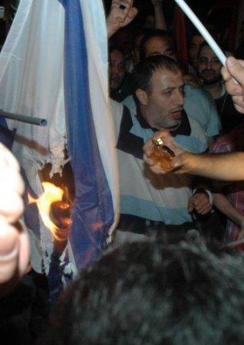 İsrail konsolosluğuna girmek istediler