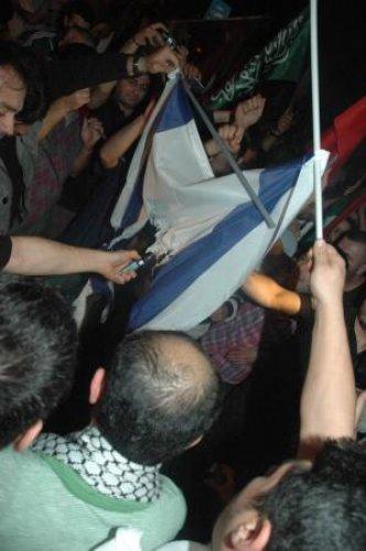 İsrail konsolosluğuna girmek istediler