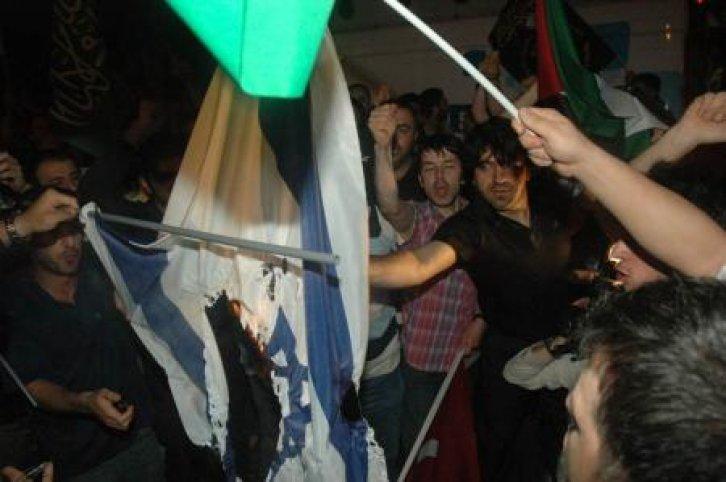 İsrail konsolosluğuna girmek istediler