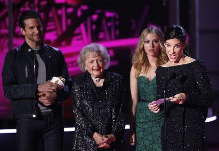 Sandra Bullock ve Scarlett Johansson Öpüştü 