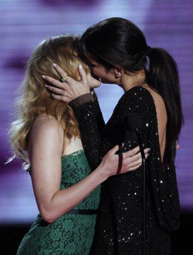 Sandra Bullock ve Scarlett Johansson Öpüştü 