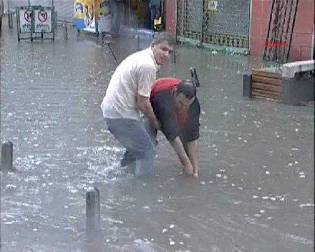 İstanbul'da sağnak yağış - Resim 16