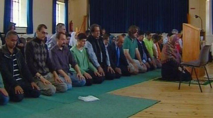 Kadın cuma namazı kıldırdı - Resim 4