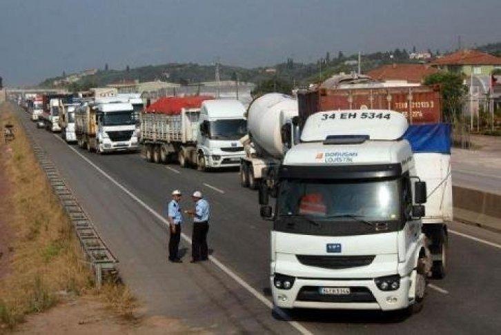 TIR üst geçidi ikiye böldü - Resim 6