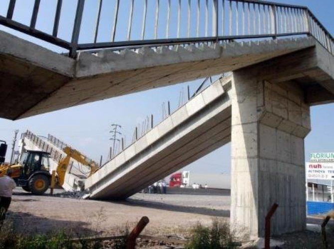 TIR üst geçidi ikiye böldü - Resim 1
