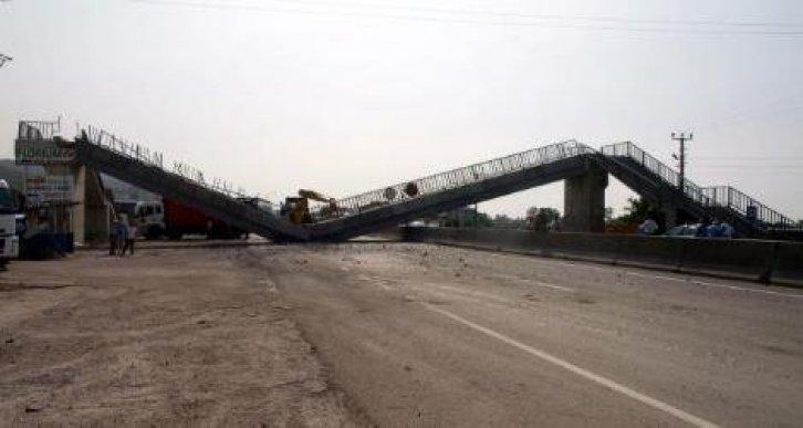 TIR üst geçidi ikiye böldü - Resim 2