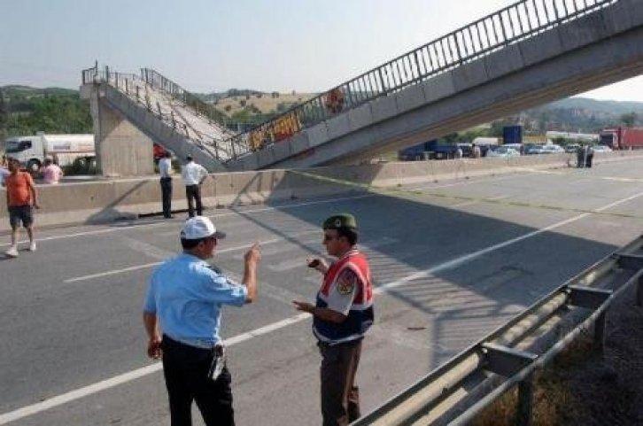 TIR üst geçidi ikiye böldü - Resim 3