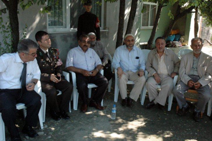 Şehitlerin baba evlerine ateş düştü