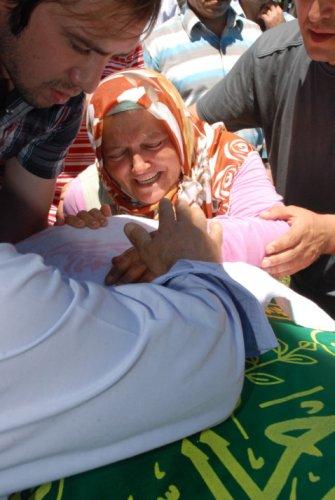 Şehitlerin baba evlerine ateş düştü