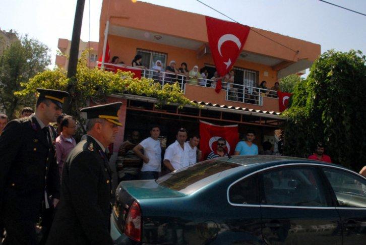 Şehitlerin baba evlerine ateş düştü