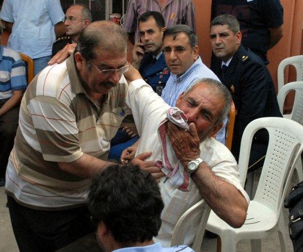 Şehitlerin baba evlerine ateş düştü