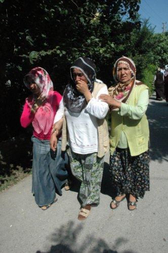 Şehitlerin baba evlerine ateş düştü