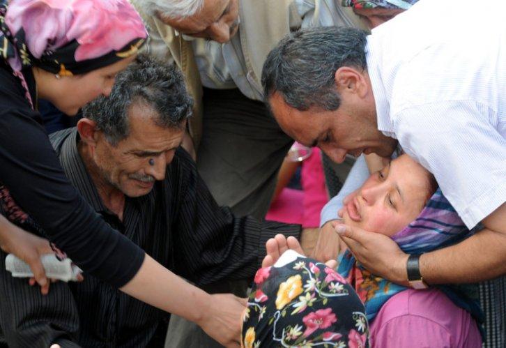 Şehitlerin baba evlerine ateş düştü