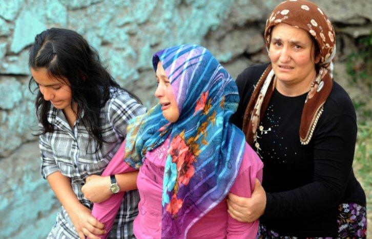 Şehitlerin baba evlerine ateş düştü