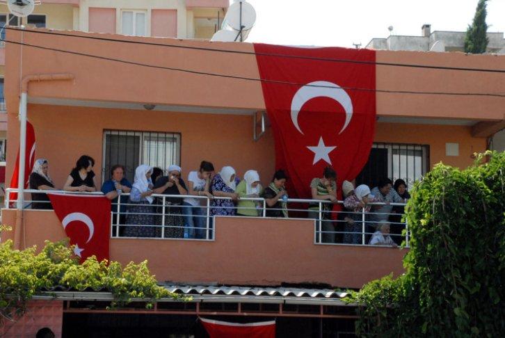 Şehitlerin baba evlerine ateş düştü