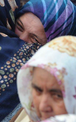 Şehitlerin baba evlerine ateş düştü