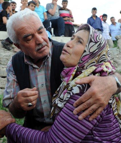 Şehitlerin baba evlerine ateş düştü