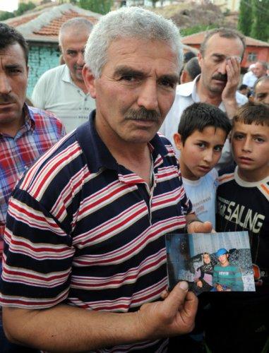 Şehitlerin baba evlerine ateş düştü