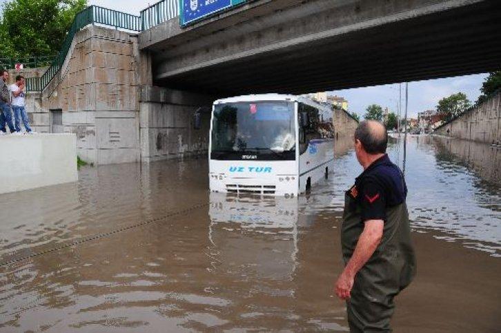 Yağmur suları otobüsleri yuttu - Resim 1