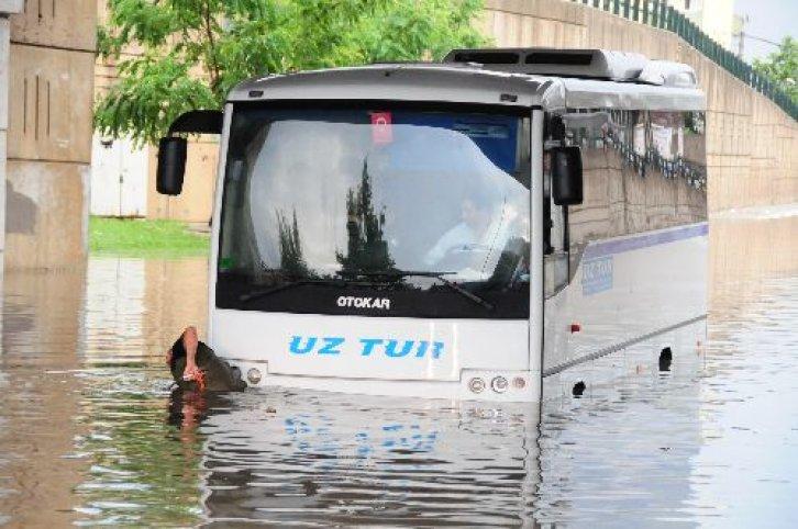 Yağmur suları otobüsleri yuttu - Resim 2