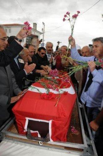 İlhan Selçuk son yolculuğuna uğurlandı - Resim 6