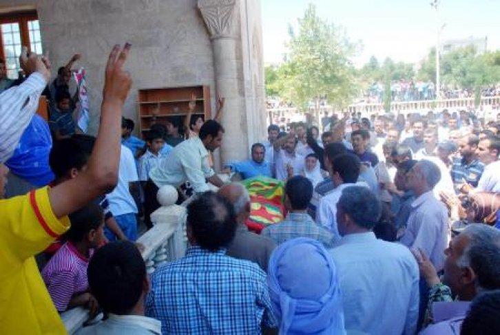 BDP'li vekil terörist cenazesinde