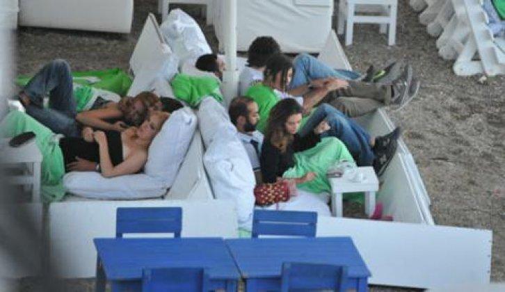 Sarp Akkaya Bodrum'da sevgilisiyle görüntülendi - Resim 6