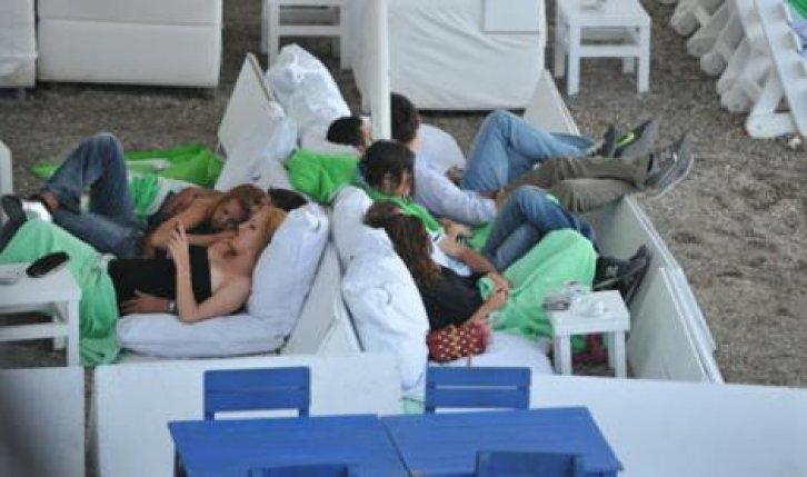 Sarp Akkaya Bodrum'da sevgilisiyle görüntülendi - Resim 9