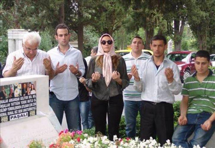 Kemal Sunal, vefatının 10. yılında mezarı başında anıldı