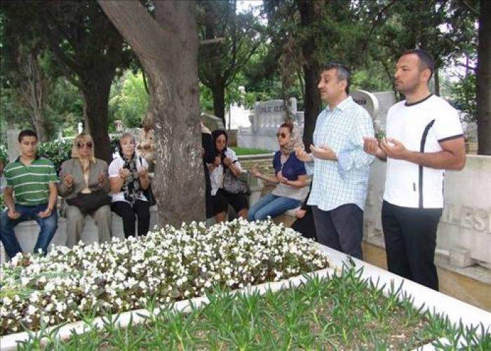 Kemal Sunal, vefatının 10. yılında mezarı başında anıldı