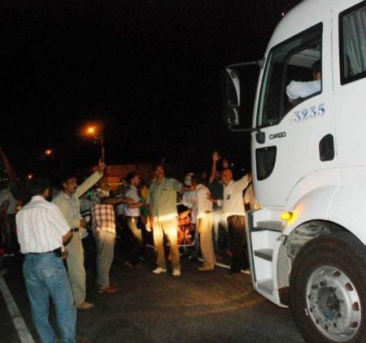 Teröristin cenazesi gösteriye dönüştü - Resim 4