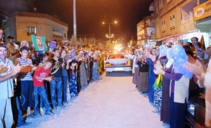 Teröristin cenazesi gösteriye dönüştü - Resim 3
