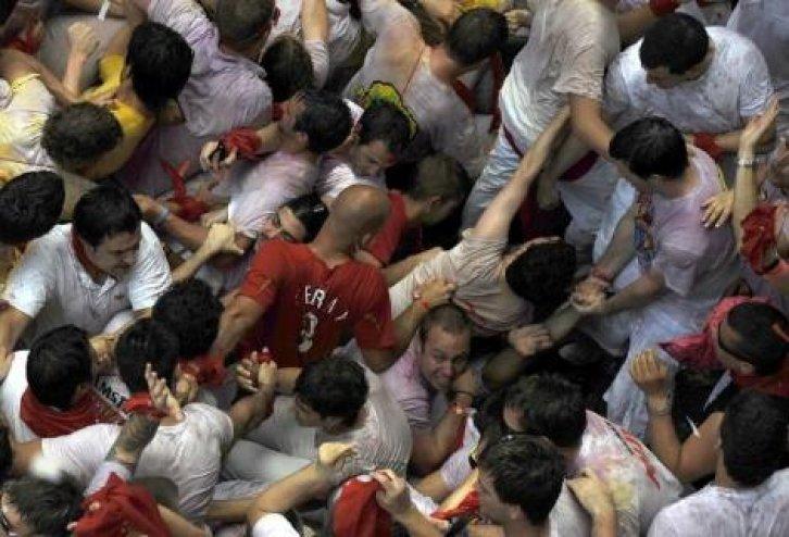 İspanya'da San Fermin Festivali Çılgın Görüntüler - Resim 41