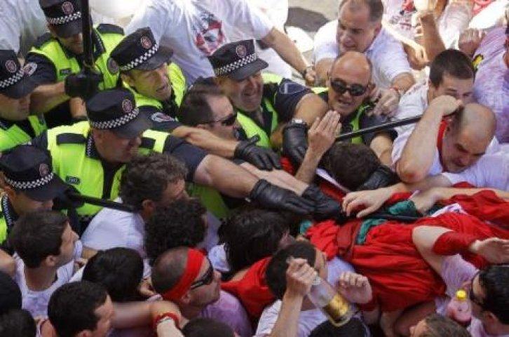 İspanya'da San Fermin Festivali Çılgın Görüntüler - Resim 79