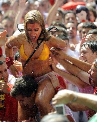 İspanya'da San Fermin Festivali Çılgın Görüntüler - Resim 54