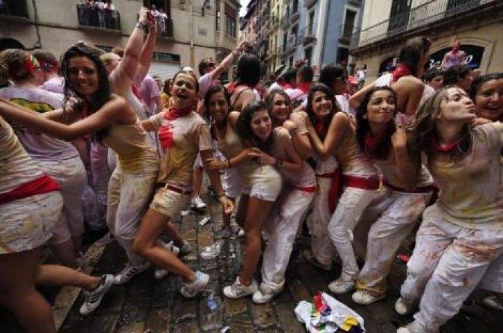 İspanya'da San Fermin Festivali Çılgın Görüntüler - Resim 100