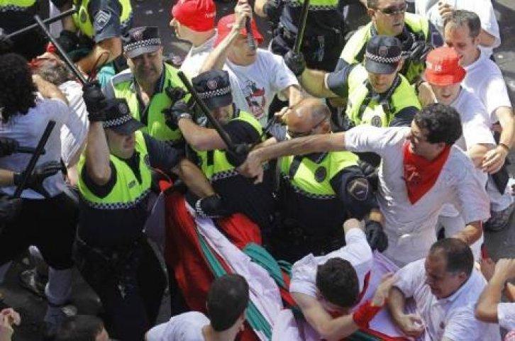 İspanya'da San Fermin Festivali Çılgın Görüntüler - Resim 77