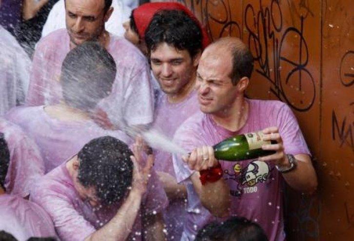 İspanya'da San Fermin Festivali Çılgın Görüntüler - Resim 2