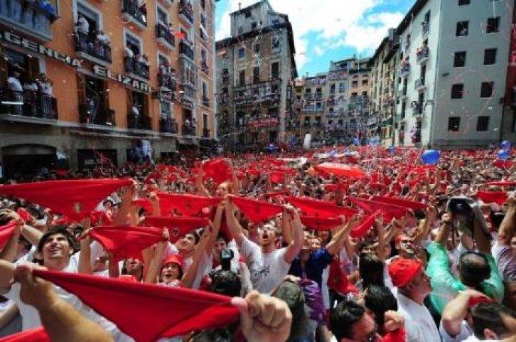 İspanya'da San Fermin Festivali Çılgın Görüntüler - Resim 20