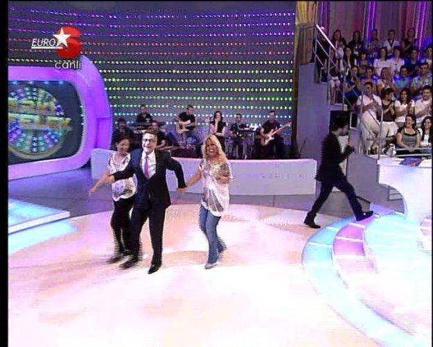 Saba Tümer Çarkıfelek'te 4 kadınla pişti oldu - Resim 3