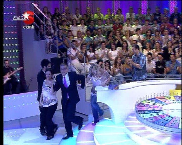 Saba Tümer Çarkıfelek'te 4 kadınla pişti oldu - Resim 1