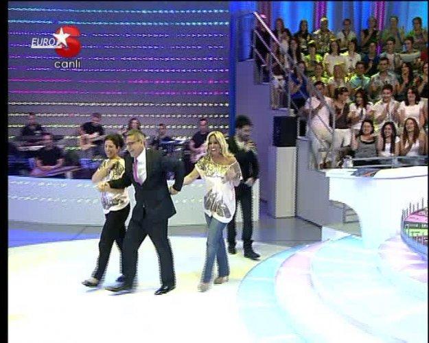 Saba Tümer Çarkıfelek'te 4 kadınla pişti oldu - Resim 2
