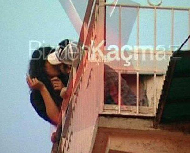 Berrak ve Şahan terasta sevişti