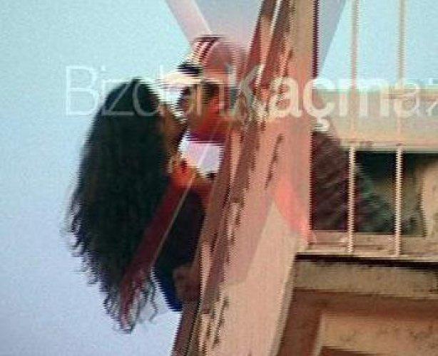 Berrak ve Şahan terasta sevişti