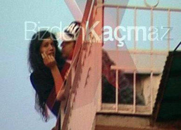 Berrak ve Şahan terasta sevişti