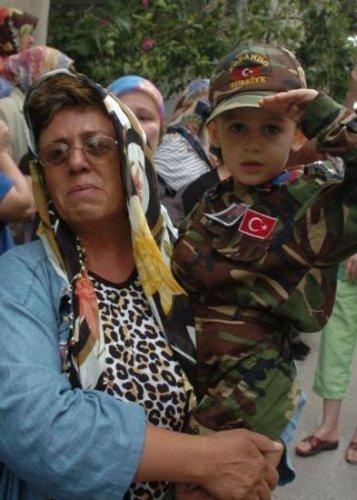 Şehit onbaşı Hakan Yutkun'un cenazesi - Resim 13